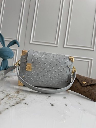 M25602 Top Original Single Update 163 This medium Side Trunk bag features a subt