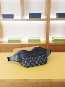 Lv High-end chest and waist bag synchronized with Louis Vuitton's official websi