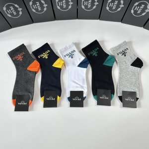 Special counter packaging Prada Prada new mid-tube socks stacked socks! Five pai