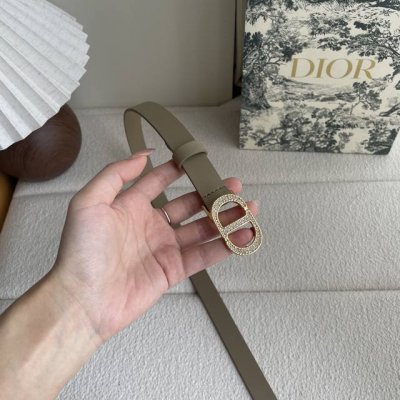 This Dior belt is crafted from smooth cowhide and features a classic metal Cd b