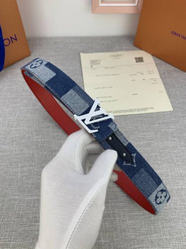 3.0 Wide Lv Iconic belt innovates classic elements from a trendy perspective. Th