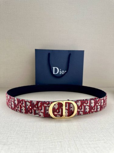 Width 3.5Cm This 35mm double-sided belt combines elegance with modernity. Double