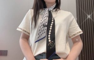 Two colors of small pearls in stock, same as the counter! Chanel headband ribbo