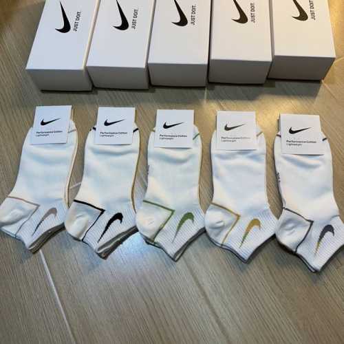 Special Nike's new women's white socks, Just Doit. The logo is super nice and po