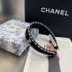 Comes with box. Dior's new headband, it's so pretty! Stylish, versatile, simple,