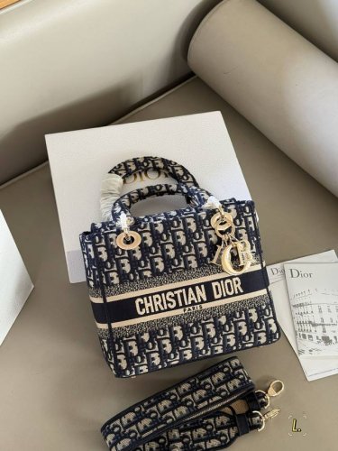 Comes with box Size: 24*20cm D-brand embroidered Princess Diana bag Modern, cas