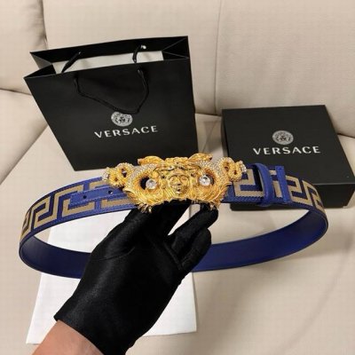 Versace, width 4.0cm This belt is made of smooth leather and decorated with gold