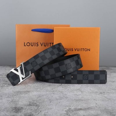 Comes with full packaging box. A classic Louis Vuitton design, featuring a black