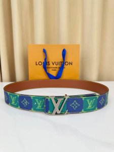 Lv Initiales College Monogram Heritage Reversible Belt features a delicate check