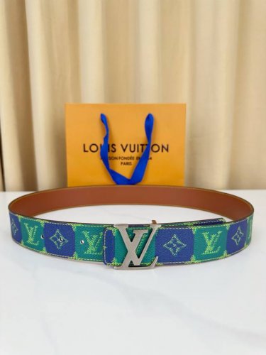 Lv Initiales College Monogram Heritage Reversible Belt features a delicate check
