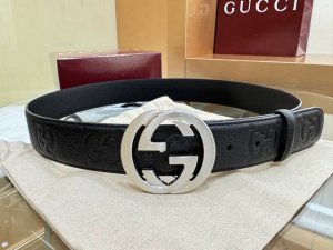 The interlocking GGs are highlighted with brushed hardware, paying tribute to t