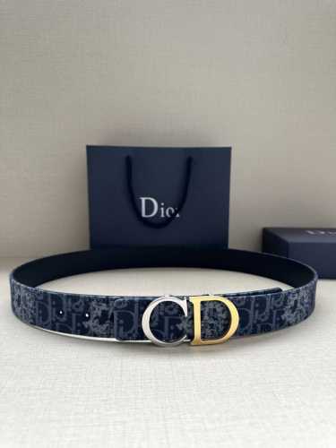 Width 3.5cm This reversible belt, 35mm in blue denim and smooth cowhide, featur