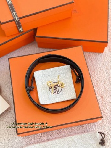 H Cursives premium hardware paired with imported Epsom leather, 24mm width. Herm