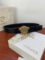 Width 4.0cm This Versace lizard-print belt features the iconic Versace Medusa he