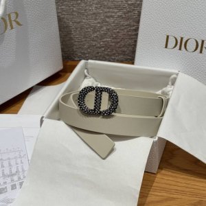 New Dior Women's Belt This belt is crafted from smooth cowhide leather on both