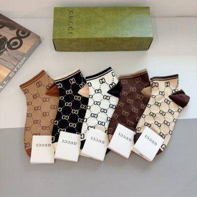 comes with a box of 5 pairs of Gucci's new mid-calf socks, made of pure cotton,