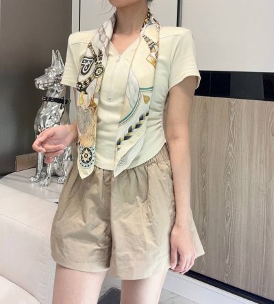 Sweet Saddle 90cm Scarf Hand-rolled silk twill scarf. % mulberry silk. This Herm