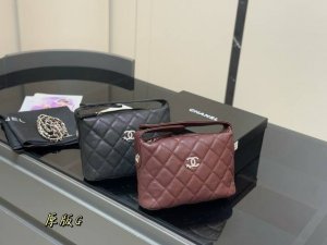 No boxSize: 15.13cm Chanel Hobo lunch box Also known as the hobo bagThe bag is l