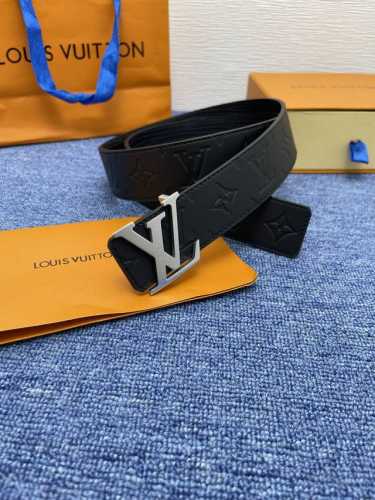 Brand Lv 4.0Cm 550103 Description: This belt features an Lv buckle with a buffa