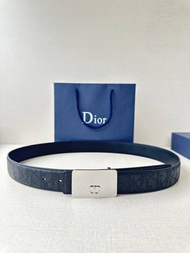 Width 3.5cm. This stainless steel metal belt buckle from Dior is a new addition