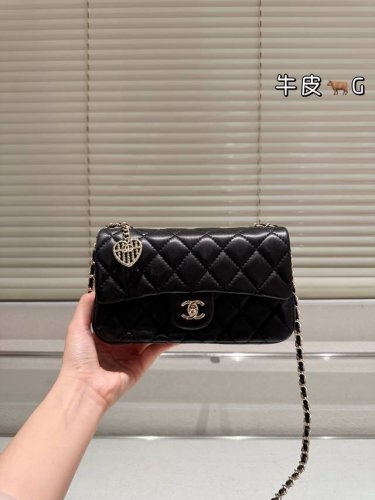 This top-quality, original lambskin Chanel 25A Cf pendant bag is so adorable! H
