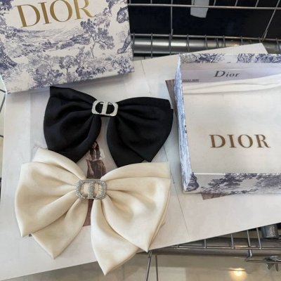 Comes with box. Dior's new spring hair clip, super pretty, exudes elegance, a tr