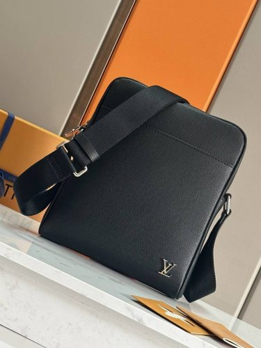 Top-grade original single M30265 Alex Small Messenger Bag. Crafted from Louis Vu