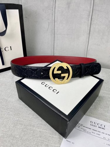 width 4.0cm Gucci interlocking double G belt, made of Gucci Signature leather wi