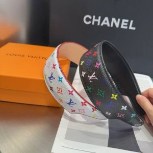 Comes with packaging box. Louis Vuitton latest LV rainbow headband, gold-stamped