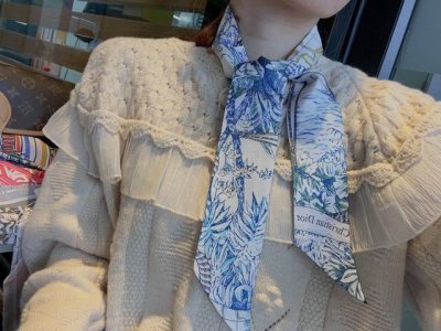 Dior's latest double-layer headband. It looks better and better the more you lo