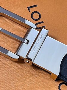 This season's new Frog reversible belt combines modern elements with elegant de