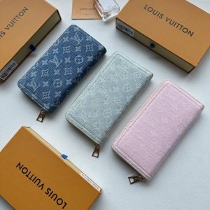 Color: Grayish-Pink Blue Size: 19.5X10.5M82958 This zippered wallet is reinterp