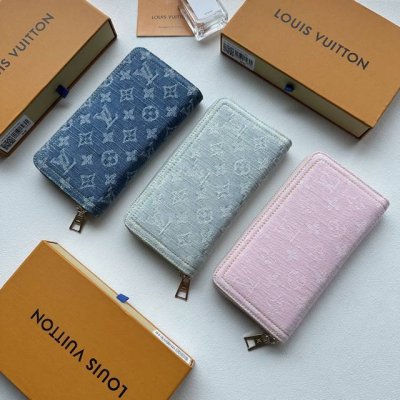 Color: Grayish-Pink Blue Size: 19.5X10.5M82958 This zippered wallet is reinterp