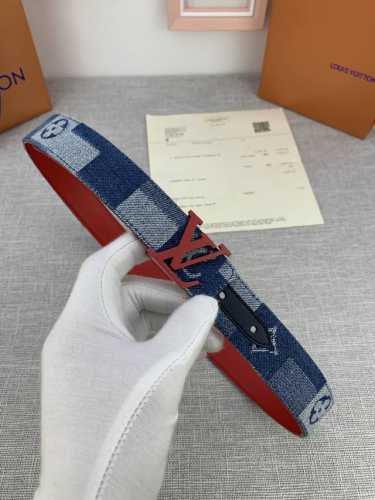 3.0 Wide Lv Iconic belt innovates classic elements from a trendy perspective. Th