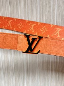 New for the season, the 40mm reversible belt features a soft orange cross patte