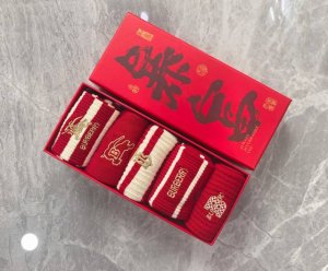 Comes with packaging DDD Bright red Burberry socks! New classic embroidered mid Comes with packaging DDD Bright red Burberry socks! New classic embroidered mid