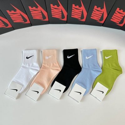 Special packaging for Nike's new mid-length slouch socks! Five pairs per box, sa