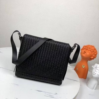 Bv woven messenger bag is a popular item. This messenger bag is made of pure han