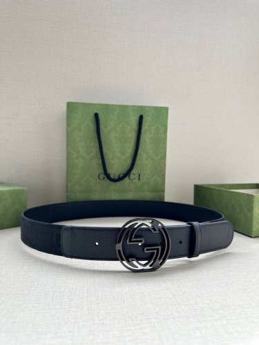 Width 4.0 Cm This wide belt features the iconic Double G detail, reminiscent of