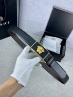 Width 3.5Cm This Versace belt features the iconic Versace Medusa head buckle, hi