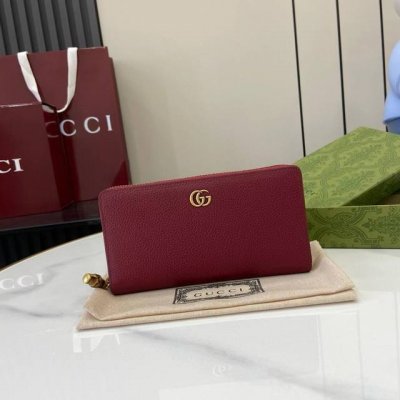 Top-of-the-line Gg Marmont wallet. Crafted from timeless burgundy leather, this