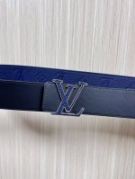 New arrival this season! 4.0 One side is calfskin with a blue lychee embossed p