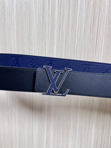 New arrival this season! 4.0 One side is calfskin with a blue lychee embossed p