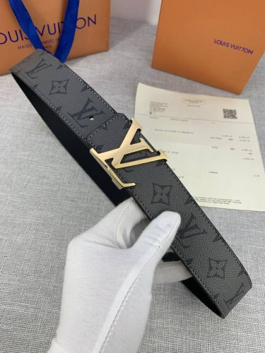 This Lv Initials double-sided belt features a Monogram Eclipse Reverse pattern