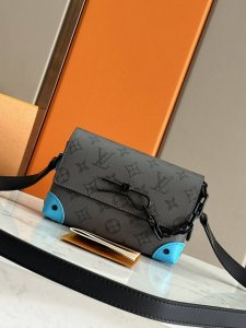 Original, premium design, featuring all-steel hardware. This Steamer Mini bag c