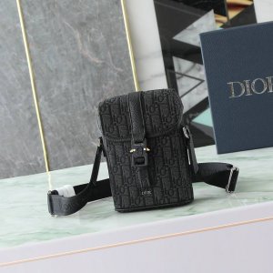 Ref: 2Htca544Yky_H03E This vertical flap messenger bag is a new addition to the