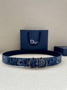 Width 3.5cm This reversible belt, 35mm in blue denim and smooth cowhide, featur