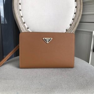 The latest hot-selling Prada stainless steel combination lock clutch is now ship