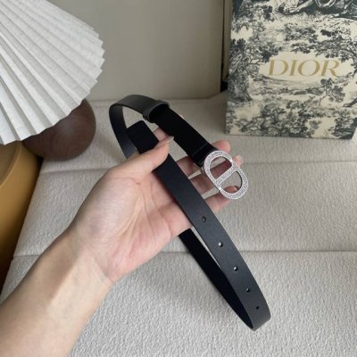 This Dior belt is crafted from smooth cowhide and features a classic metal Cd b