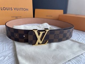 Comes with a complete gift box. LV classic logo buckle belt, the best choice for